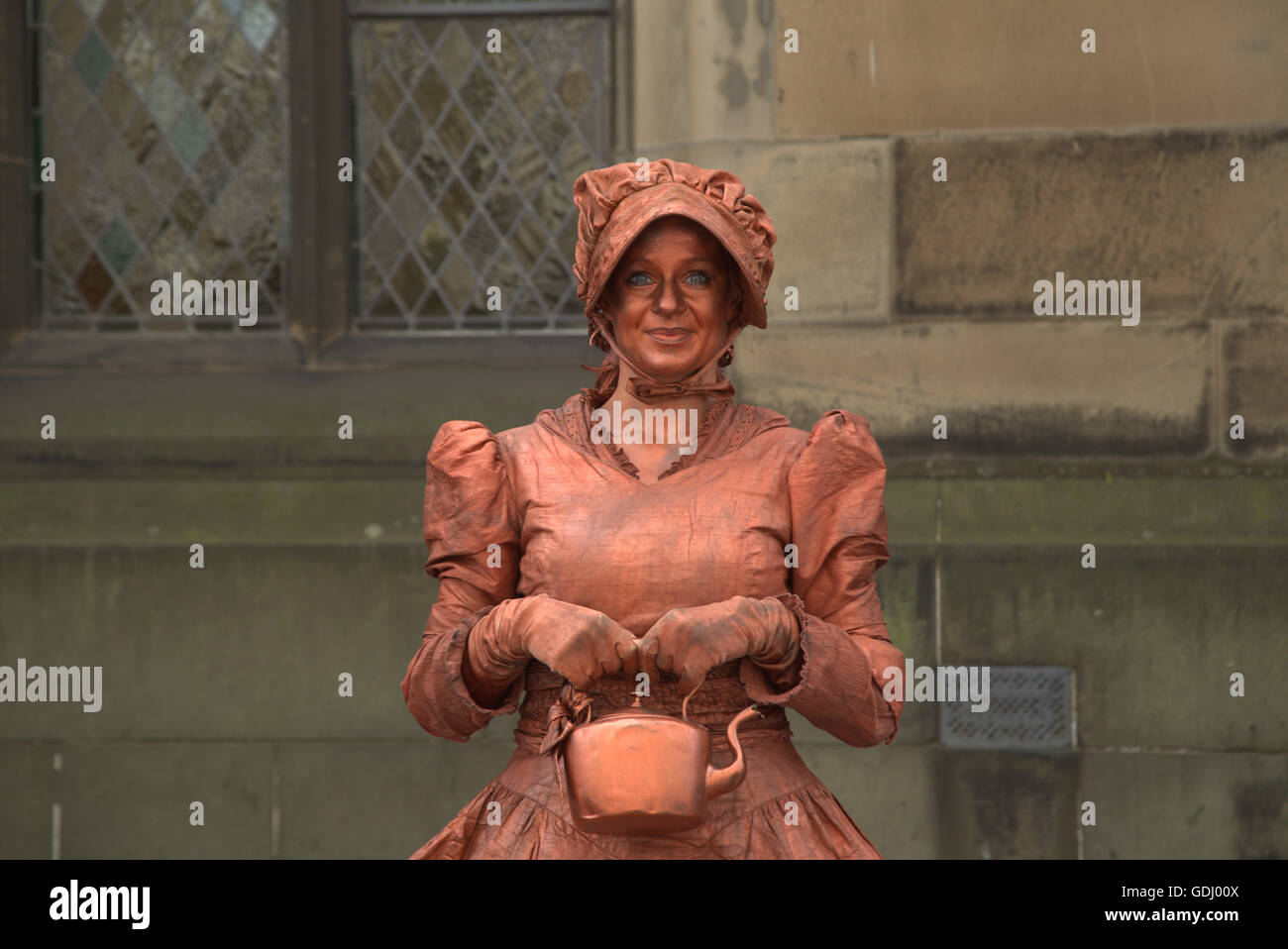 "Miss Copperpot" lebende Statue aus dem Edinburgh Festival Fringe Jungfrau gesponsert Straßenfest 2015 Edinburgh, Scotland, UK Stockfoto