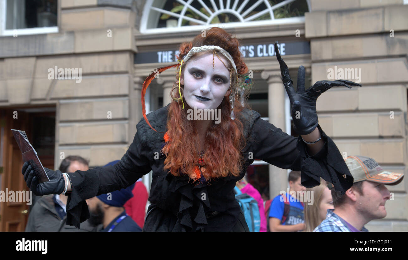 Szenen und Darsteller aus dem Edinburgh Festival Fringe Jungfrau gesponsert Straßenfest 2015 Edinburgh, Scotland, UK Stockfoto