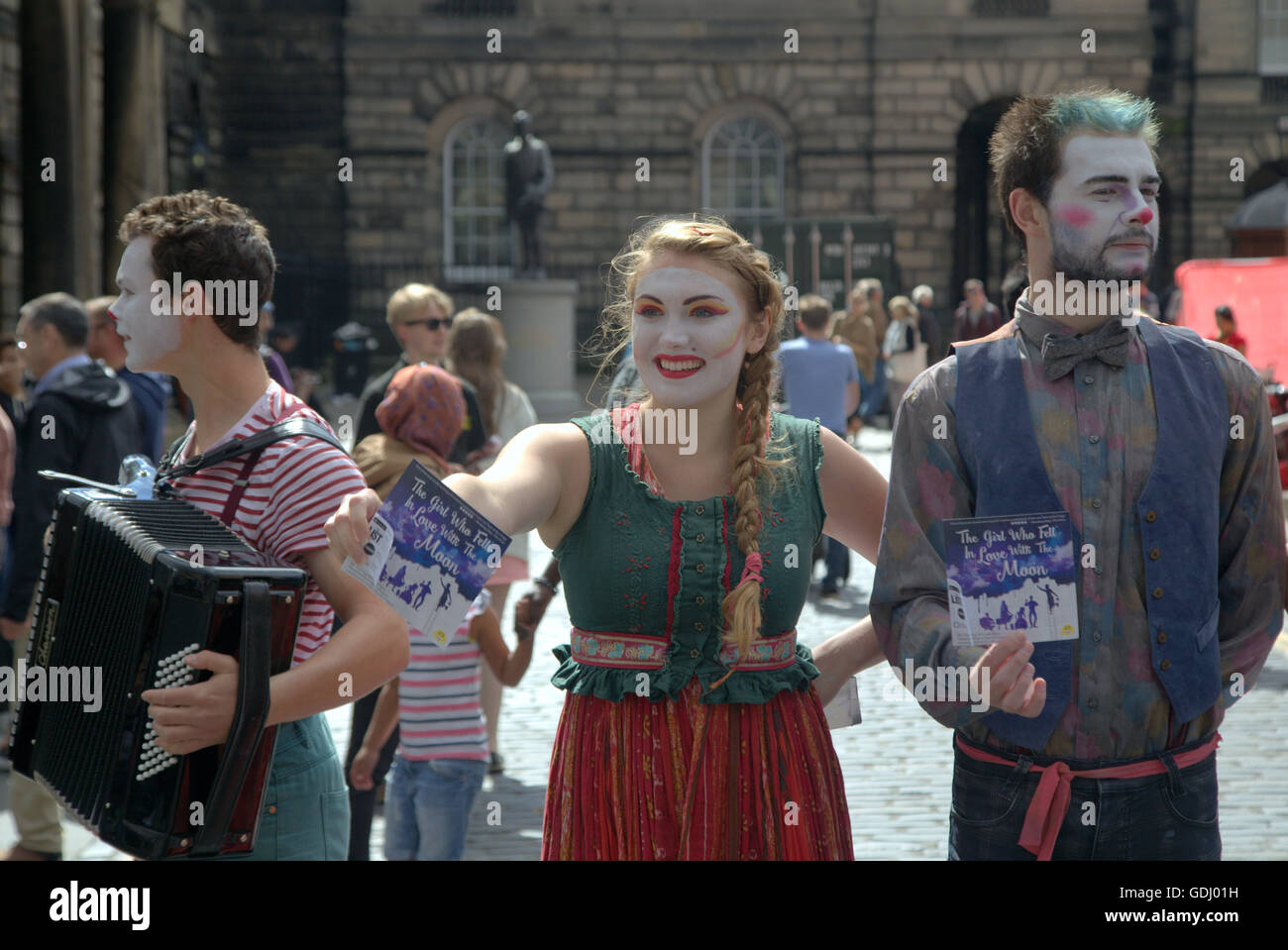 Szenen aus der Edinburgh Festival Fringe Jungfrau sponsored Street Festival Edinburgh, Schottland" das Mädchen, der sich in den Mond verliebte' Stockfoto