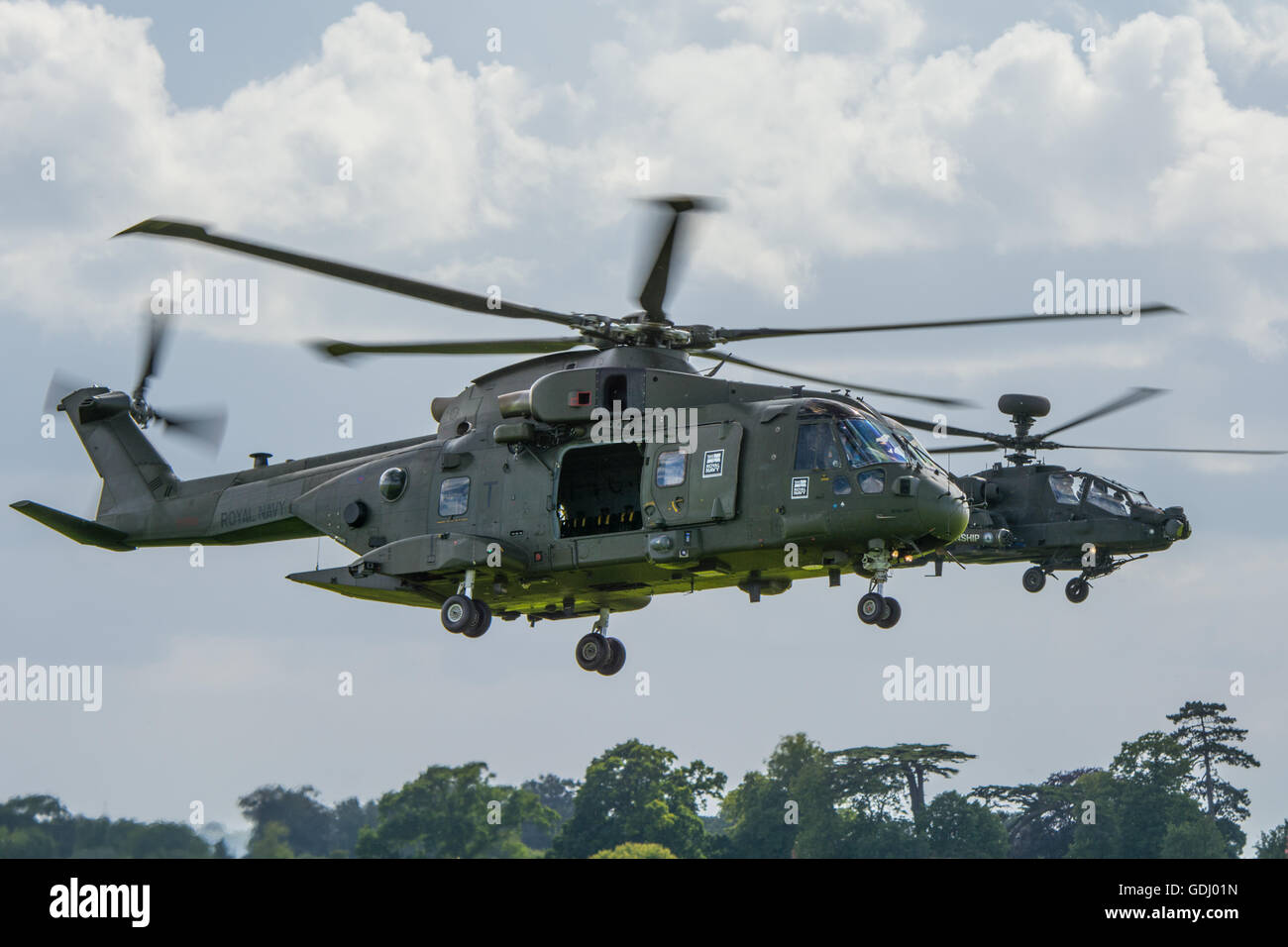 Agusta Westland Merlin HC3 mit Apache AH1 im Hintergrund. Stockfoto