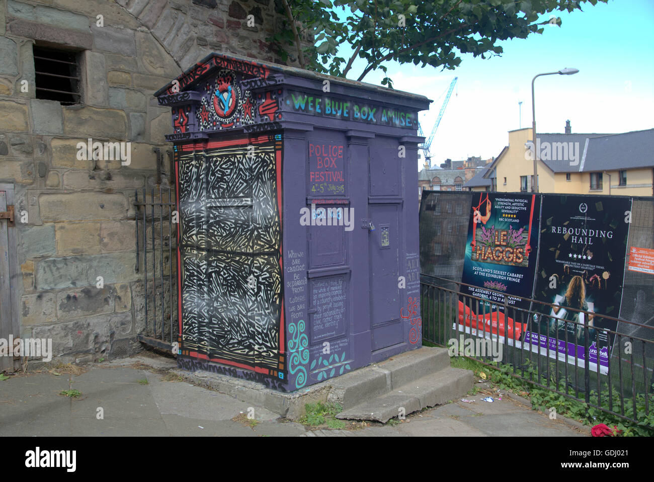 Konvertiert Polizei Box Info Kunst mit Werbung aus dem Edinburgh Festival Fringe Jungfrau gesponsert Straßenfest 2015 Edinburgh, Stockfoto