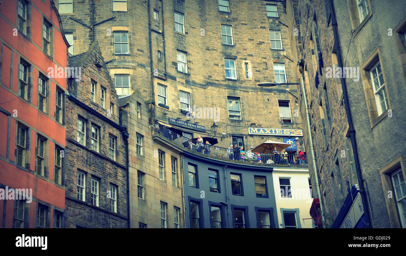 Szenen in der Victoria Street St aus dem Edinburgh Festival Fringe Jungfrau gesponsert Straßenfest 2015 Edinburgh, Scotland, UK Stockfoto