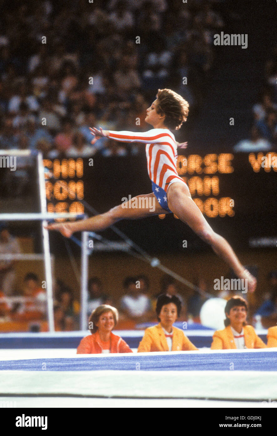 Mary Lou Retton im Wettbewerb im Bodenturnen während der Olympischen Spiele 1984 in Los Angeles. Stockfoto