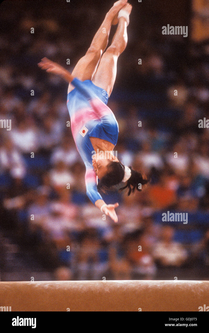 Japanische Gymnast führt auf Frauen Tresor während des Wettkampfes bei den Olympischen Spielen 1984 in Los Angeles. Stockfoto
