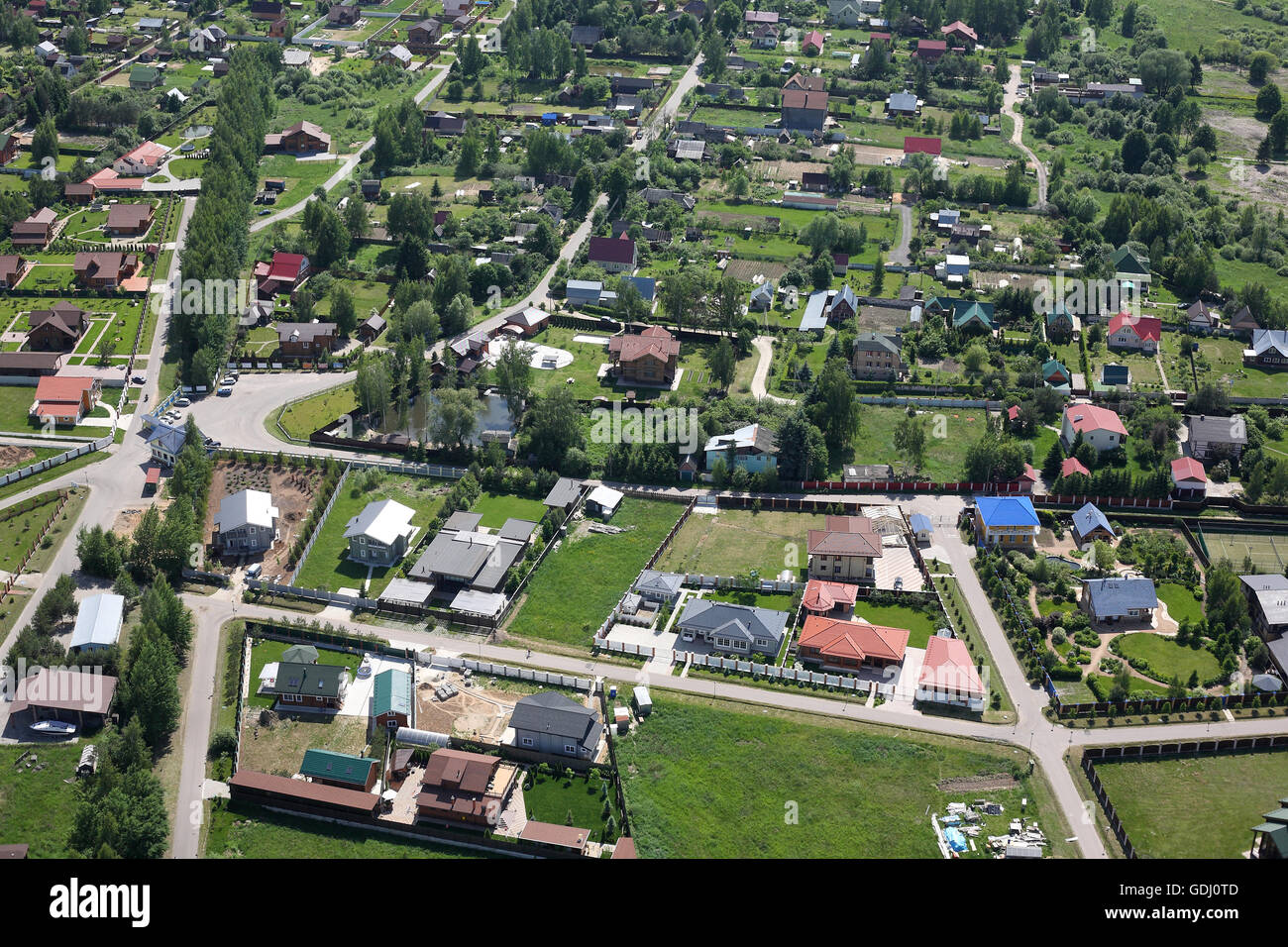 Luftaufnahmen - russisches Dorf Kreuzung. Aufnahmen aus dem Helikopter. Stockfoto