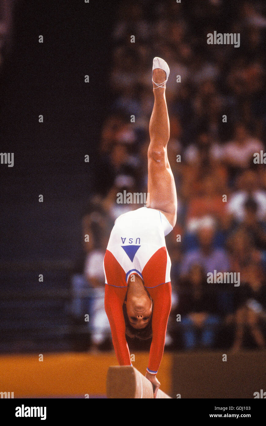 Mary Lou Retton der USA führt auf Frauen Schwebebalken während des Wettkampfes bei den Olympischen Spielen 1984 in Los Angeles. Stockfoto