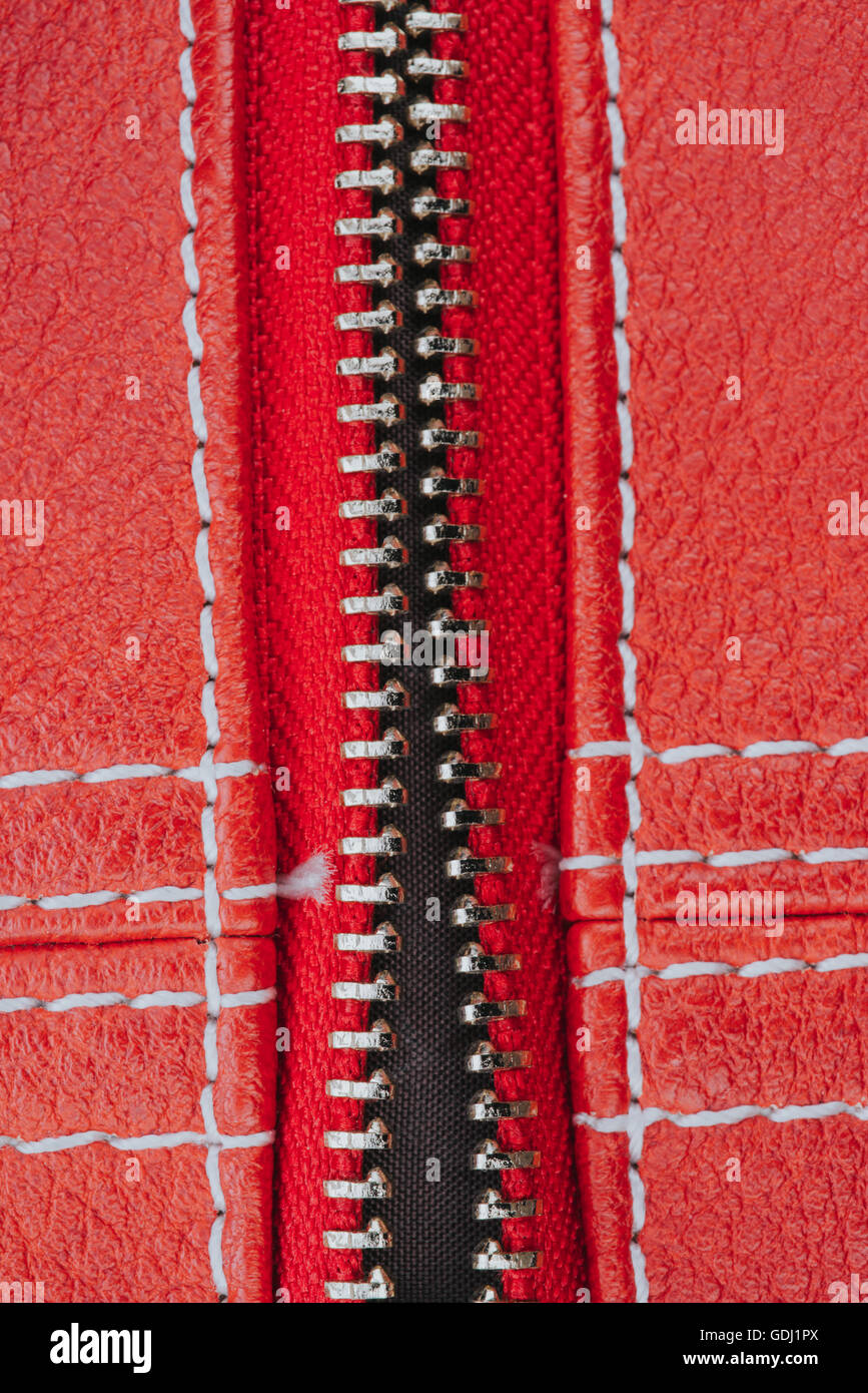 rotes Leder mit Reißverschluss Textur Stockfoto
