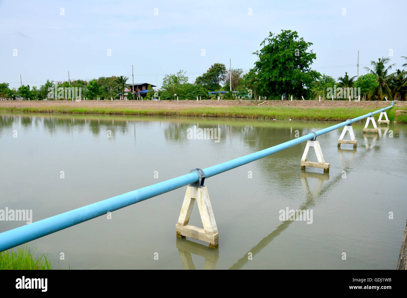 Kanal Wasserlauf Wasserstraße der Wasserversorgung mit Wasserleitung in Landschaft Nonthaburi, Thailand Stockfoto