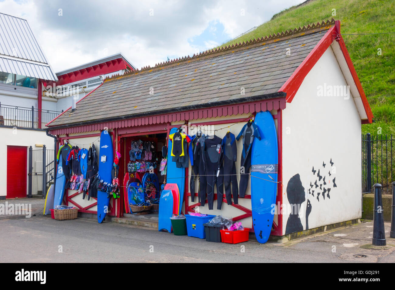 Surf-Shop auf der Promenade am Saltburn durch Meer North Yorkshire Stockfoto