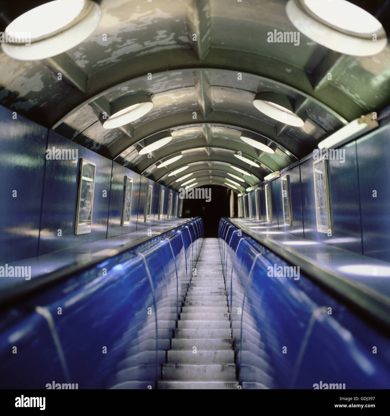 Geographie / Reisen, Belgien, Brüssel, Gebäude, Atomium, Rolltreppe in der Verbindung zwischen 2 Kugeln, Innenansicht, Stockfoto