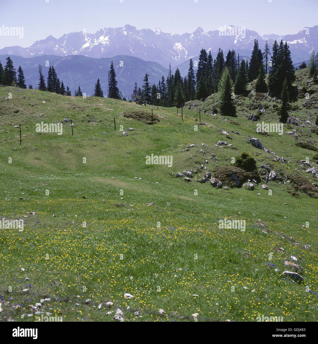 Geographie / Reisen, Österreich, Kärnten, Bergwelt in Richtung Dobratsch über Villach, Stockfoto