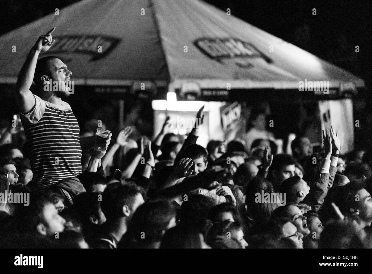 Begeistert Publikum bei Rock-Konzert in der Nacht @ Zagreb, Kroatien, Europa, 2014 Stockfoto