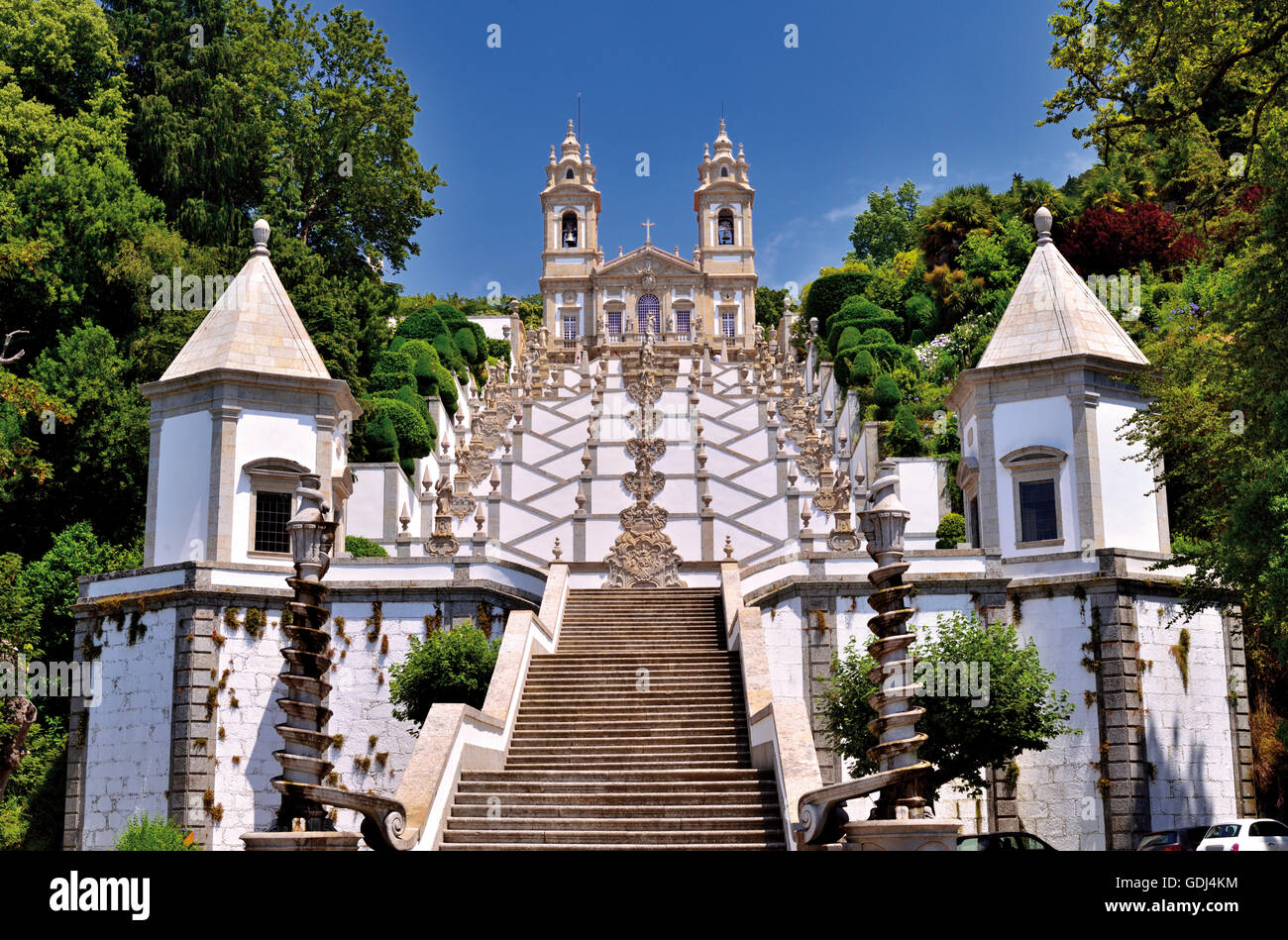 Portugal: Treppe und die Kirche der Wallfahrtskirche Bom Jesus do Monte in Braga Stockfoto