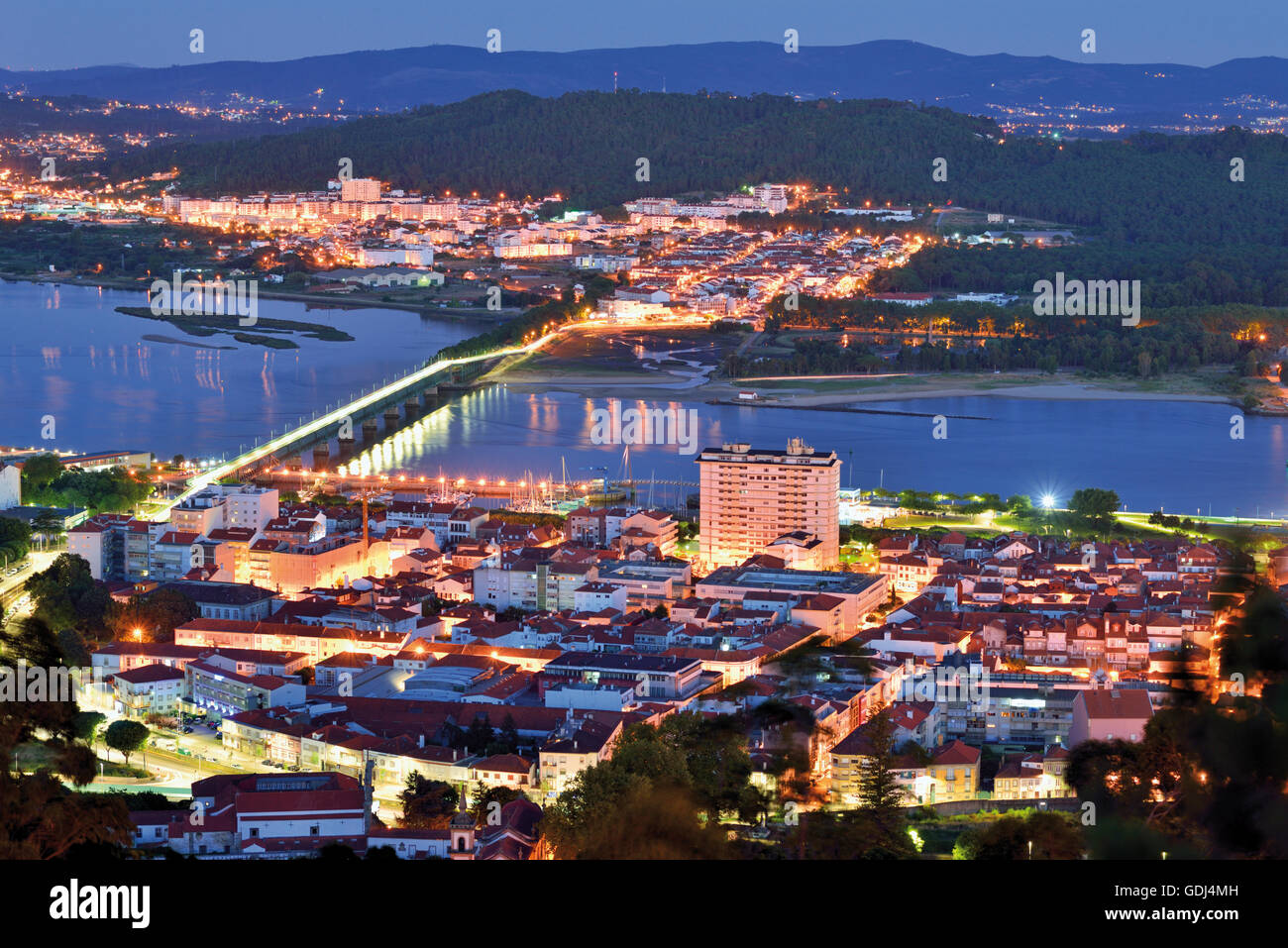 Portugal, Minho: Nächtliche Blick auf Küstenstadt Viana do Castelo mit Fluss Lima Stockfoto