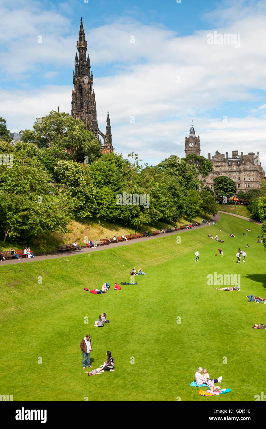 East Princes Street Gardens in Edinburgh, Schottland mit Scott Monument links und Balmoral Hotel im Hintergrund. Stockfoto