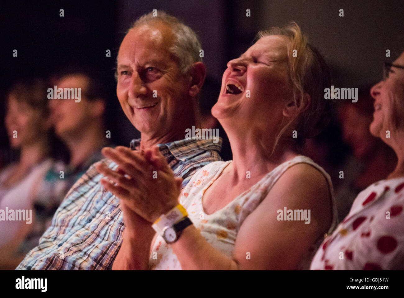 Publikum lachen und genießen Stand-up Comedy Festival Lent, Maribor, Slowenien, 2015 Stockfoto