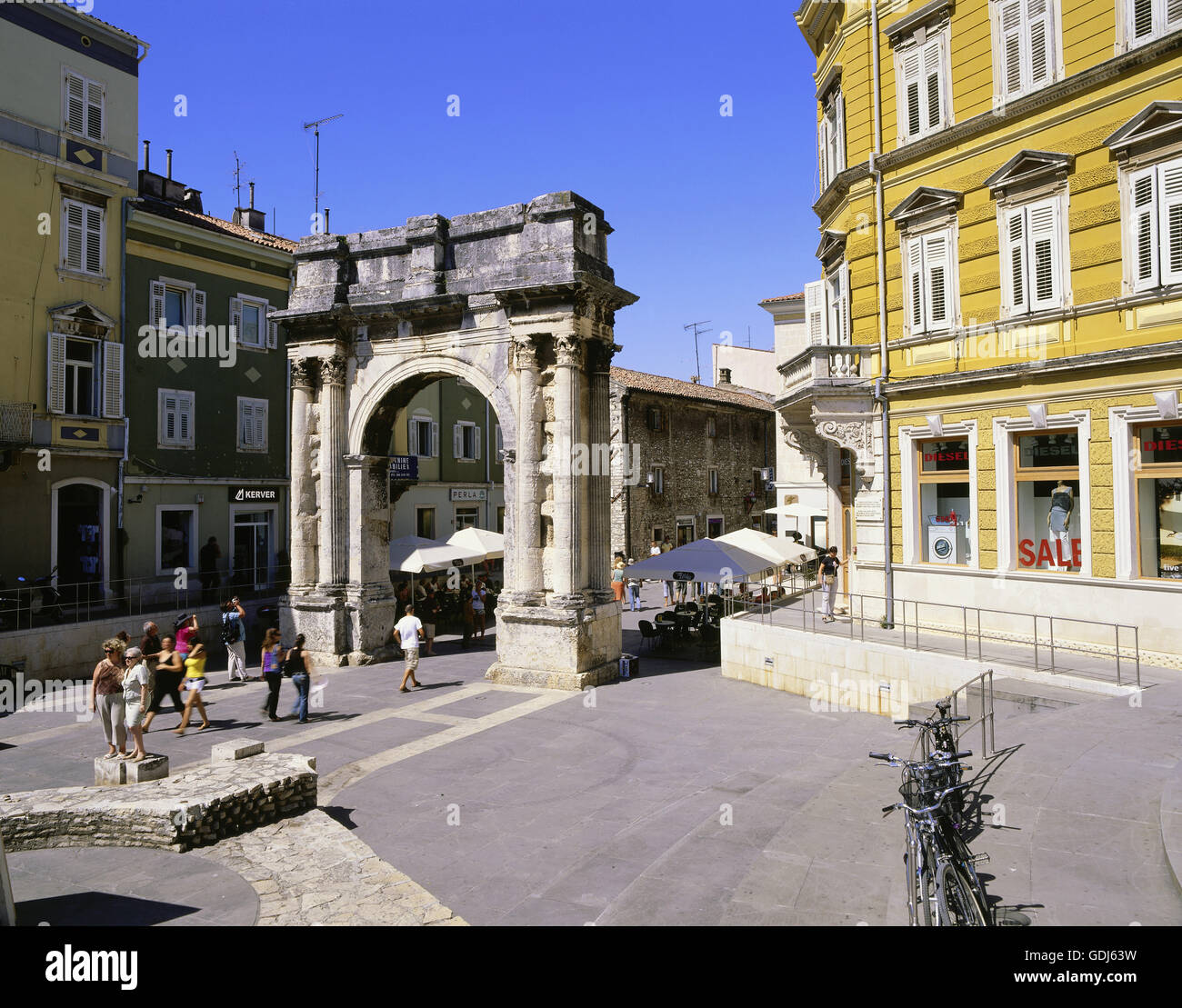 Geographie / Reisen, Kroatien, Pula, Gebäude, Triumphbogen der Sergier gebaut 29-27 v. Chr., Stockfoto