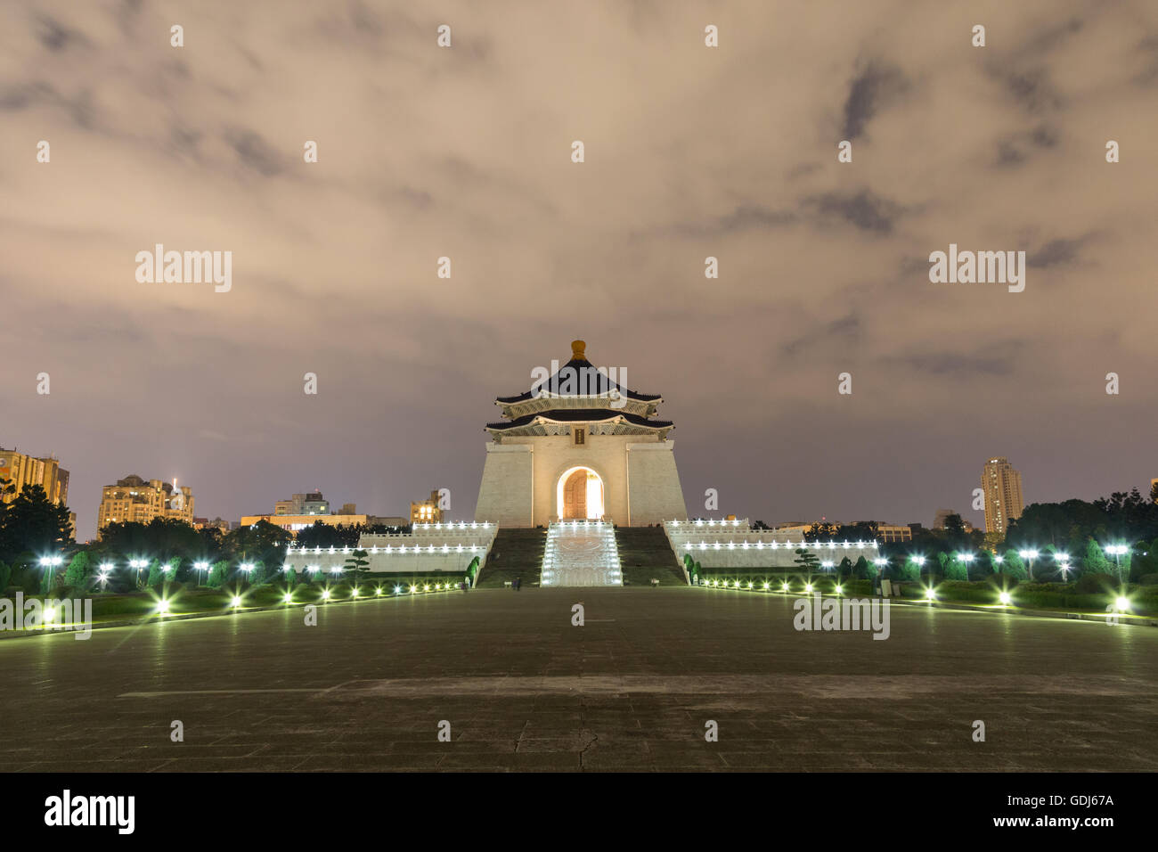 Taipeh, Taiwan - 9. Januar 2015: Chiang Kai-Shek Memorial Hall bei Nacht Stockfoto