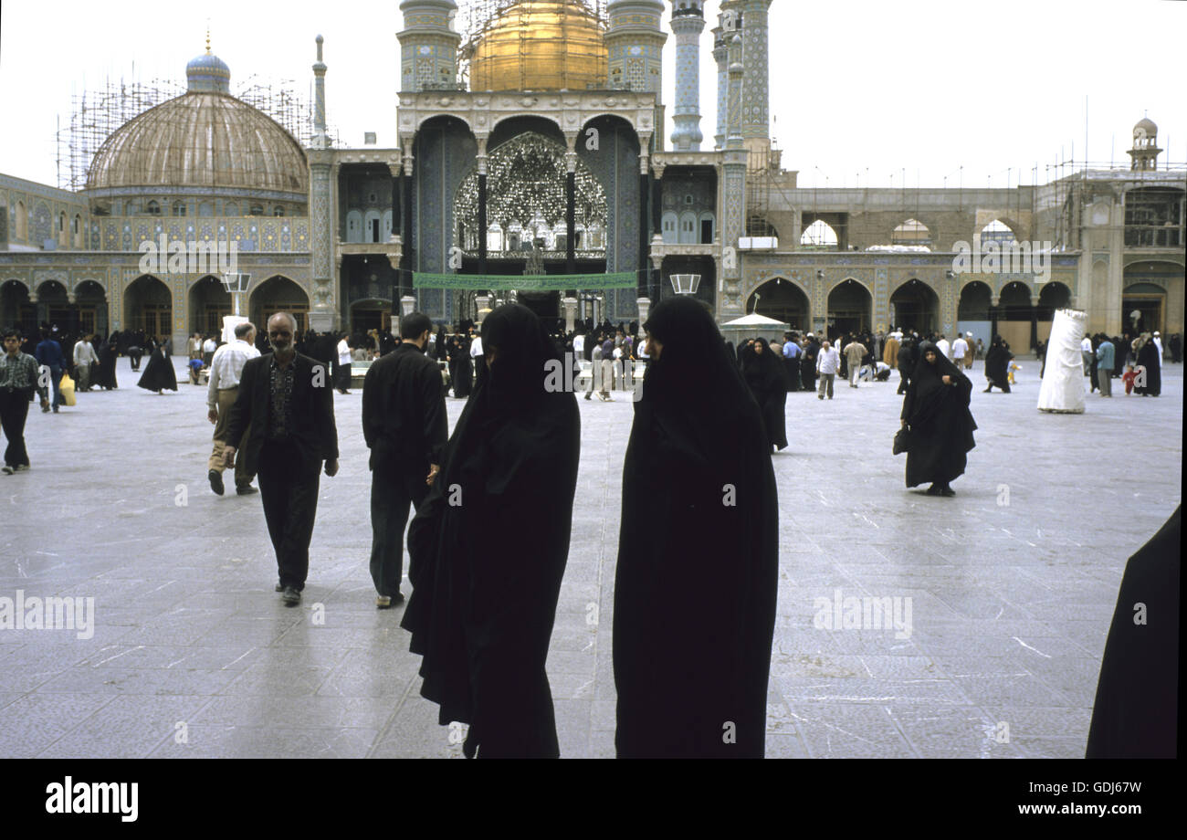 Geographie / Reisen, Iran, Moscheen, sepulchral Moschee mit Schrein des Fatema Masume, Außenansicht, Innenhof mit Menschen, Stockfoto