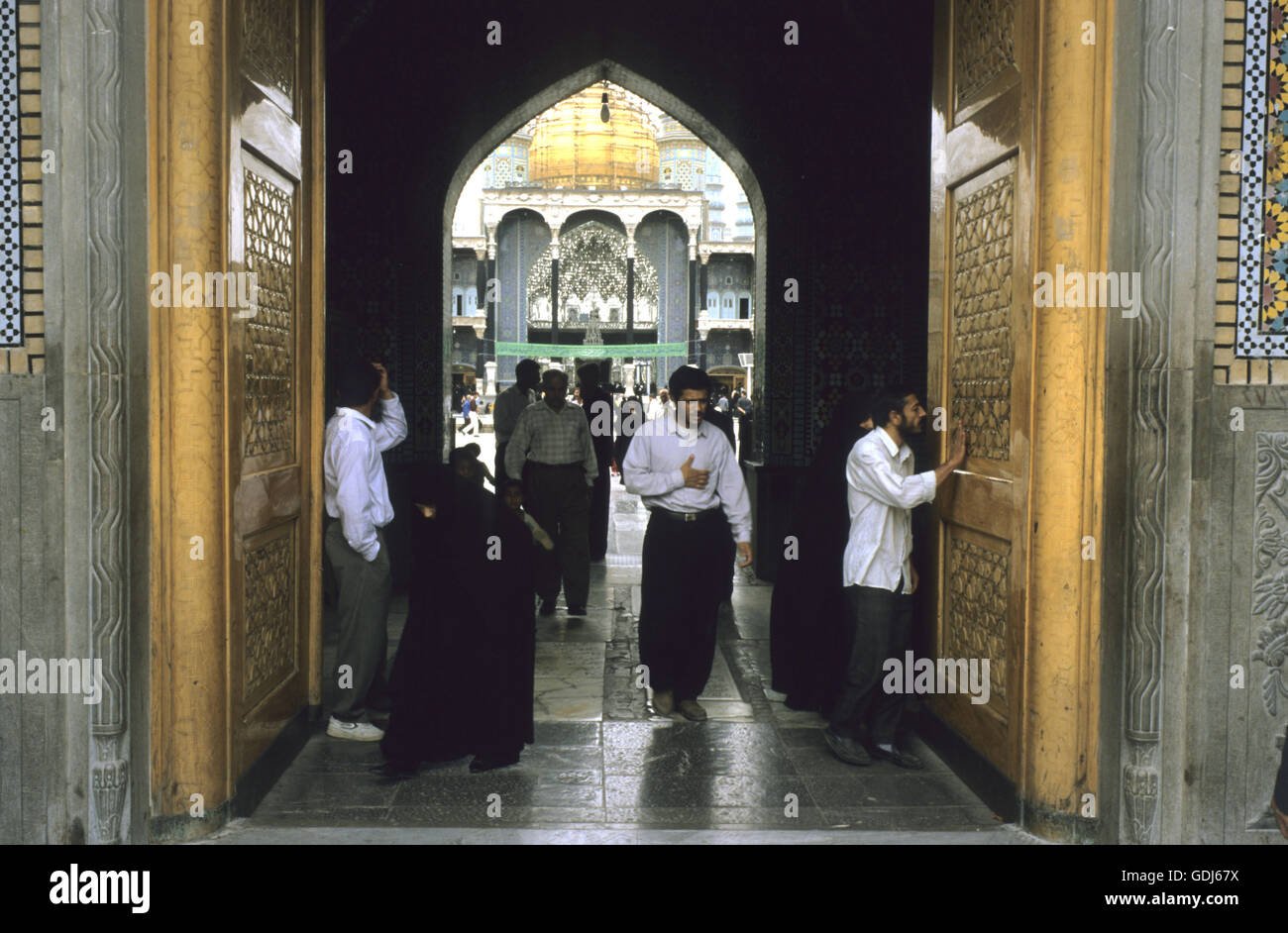 Geographie / Reisen, Iran, Moscheen, sepulchral Moschee mit Schrein des Fatema Masume, Außenansicht, Eingang mit Menschen, Stockfoto