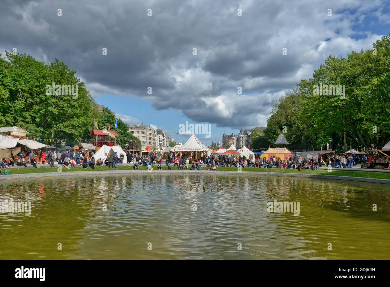 Austragungsort des traditionellen Mittelaltermarkt im Cinquantenaire Park am 14. Mai 2016 in Brüssel überfüllt Stockfoto