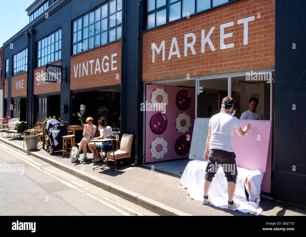In Brighton North Laine ist ein Abschnitt der Vine Street Vintage Markt Räumlichkeiten konvertiert wird, um einen neuen Zyklus-Shop zu eröffnen Stockfoto