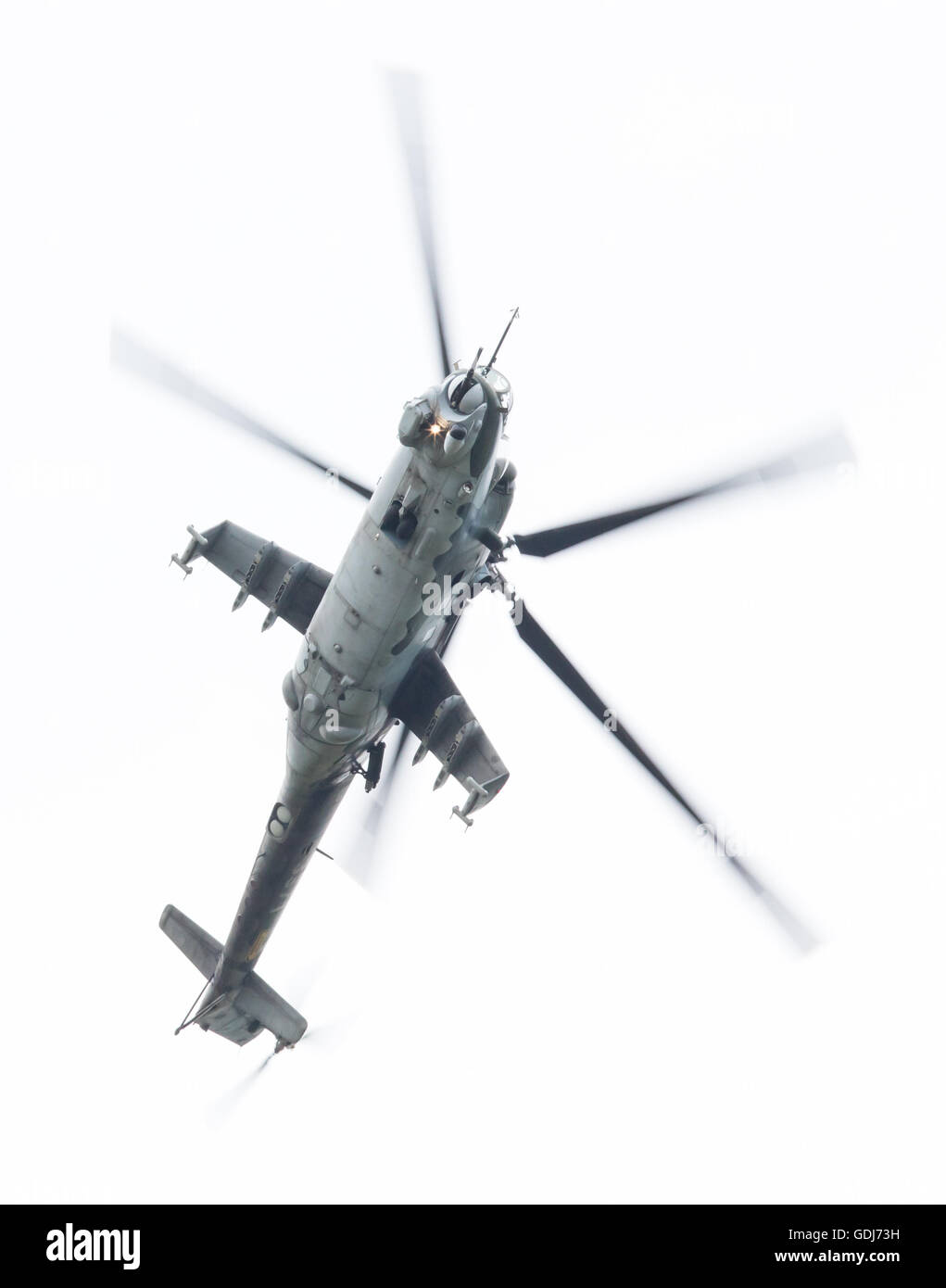 LEEUWARDEN, Niederlande - 10. Juni 2016: Tschechische Republik Luftwaffe Mil Mi-24 Hind Kampfhubschrauber Durchführung einer demonstration Stockfoto