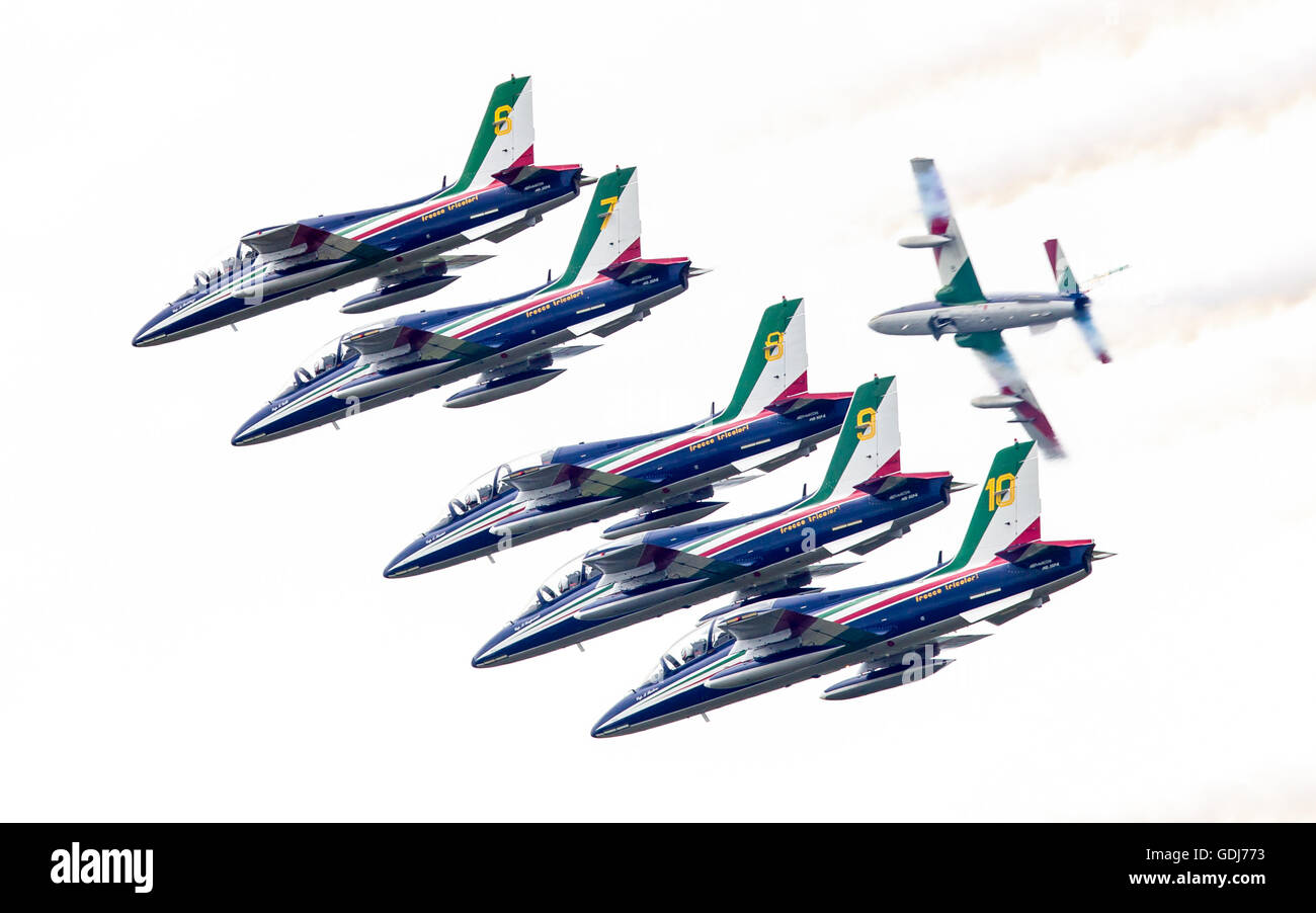 LEEUWARDEN, Niederlande-Juni 11, 2016: italienische Kunstflugstaffel Frecce Tricolori (Tricolor Pfeile) führt eine Show bei der Dutc Stockfoto