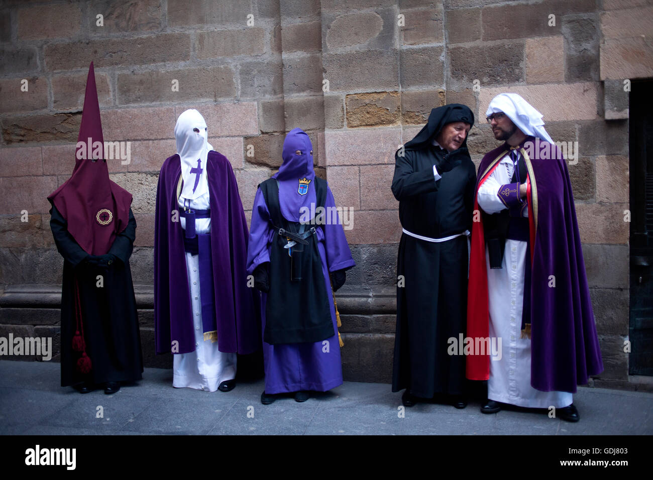 Büßer aus verschiedenen Bruderschaften während einer Prozession der Karwoche in Astorga, Castilla y Leon, Spanien. Stockfoto