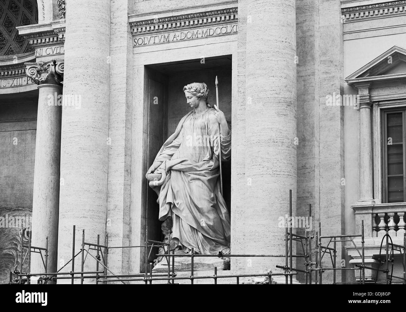 Statue von Salubrity Holding eine Tasse, aus der eine Schlange ist das Trinken und das Gerüst auf dem Trevi-Brunnen, Piazza di Trevi Rom Latium Italien Europa Stockfoto