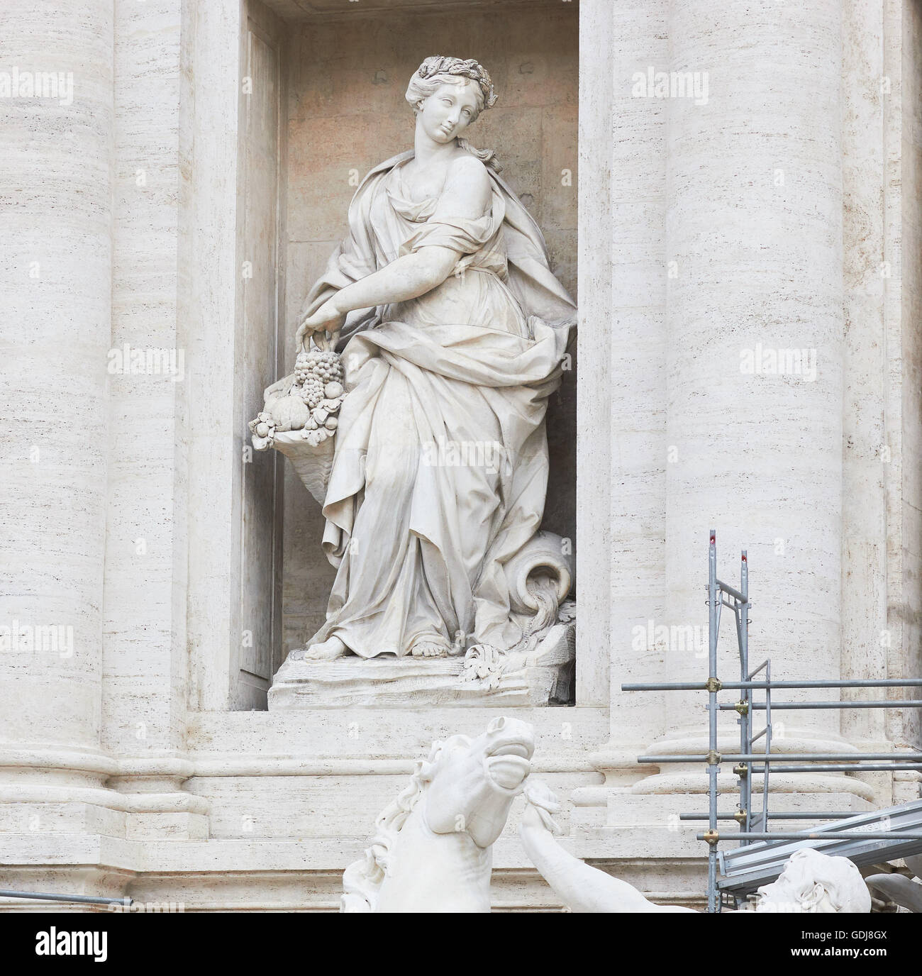 Skulpturen von Fülle zu verschütten von Ihrem urn und Kopf eines Pferdes und Gerüste Trevi-brunnen. Piazza di Trevi Rom Latium Italien Europa Stockfoto