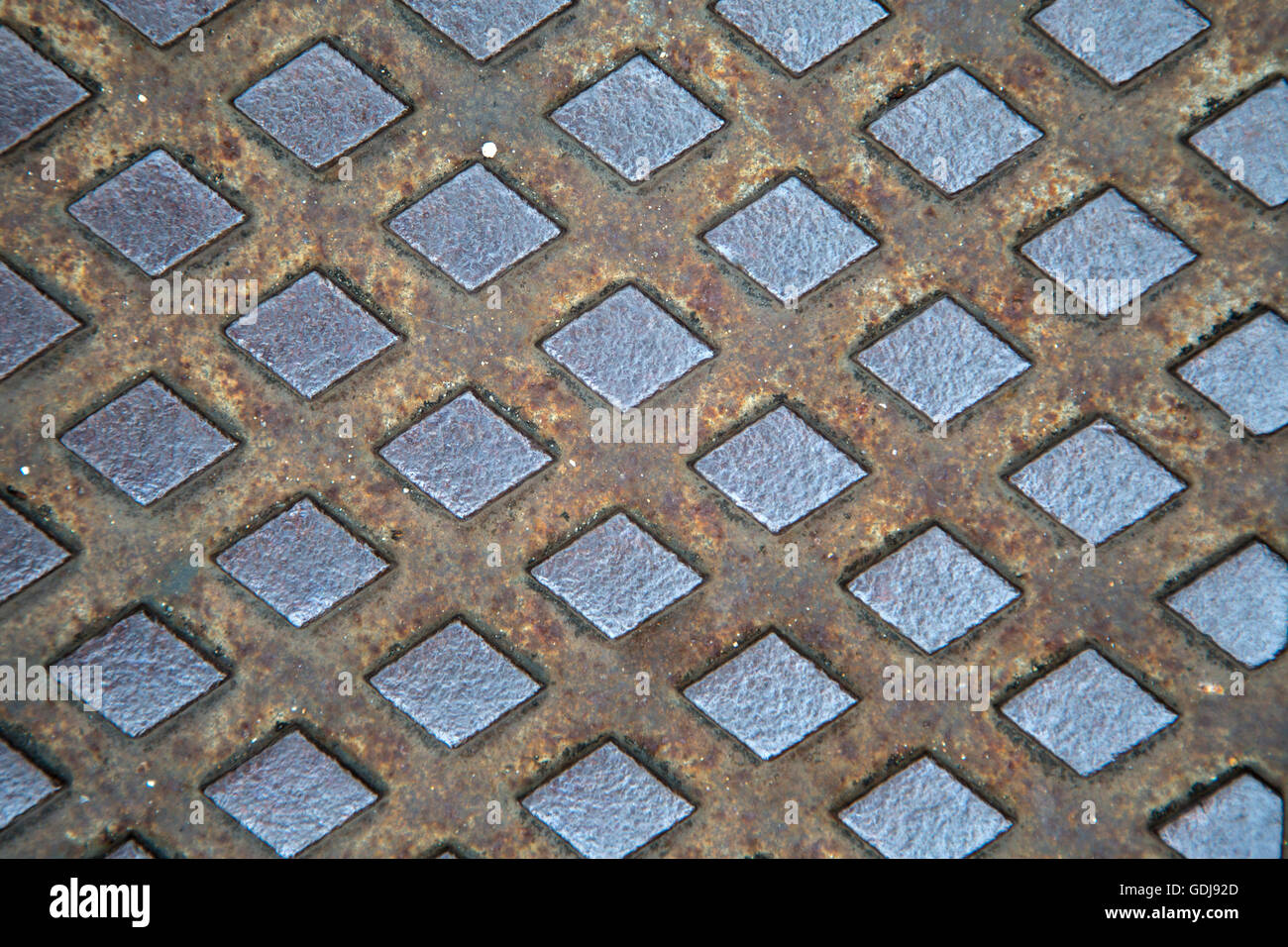 Textur von der metallischen Schachtdeckel Straße Abwasser Welle Stockfoto