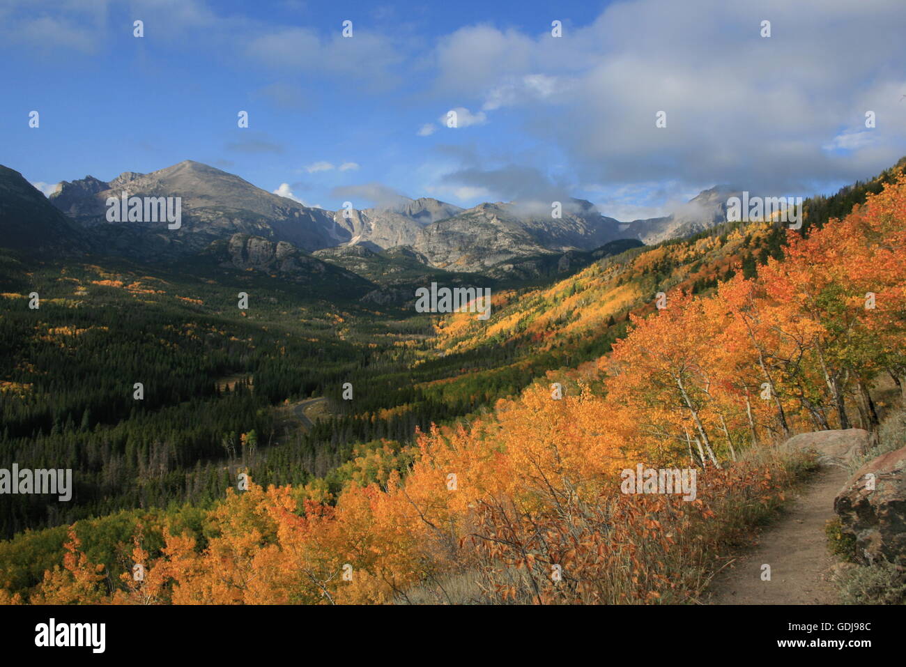 Eine schöne Herbst-Morgen auf dem Weg zur Bierstadt Lake im Rocky Mountain National Park. Stockfoto