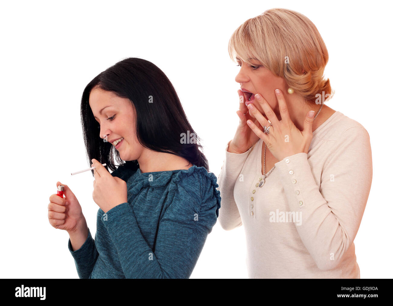 Mädchen rauchen zigarette Ausgeschnittene Stockfotos und -bilder - Alamy