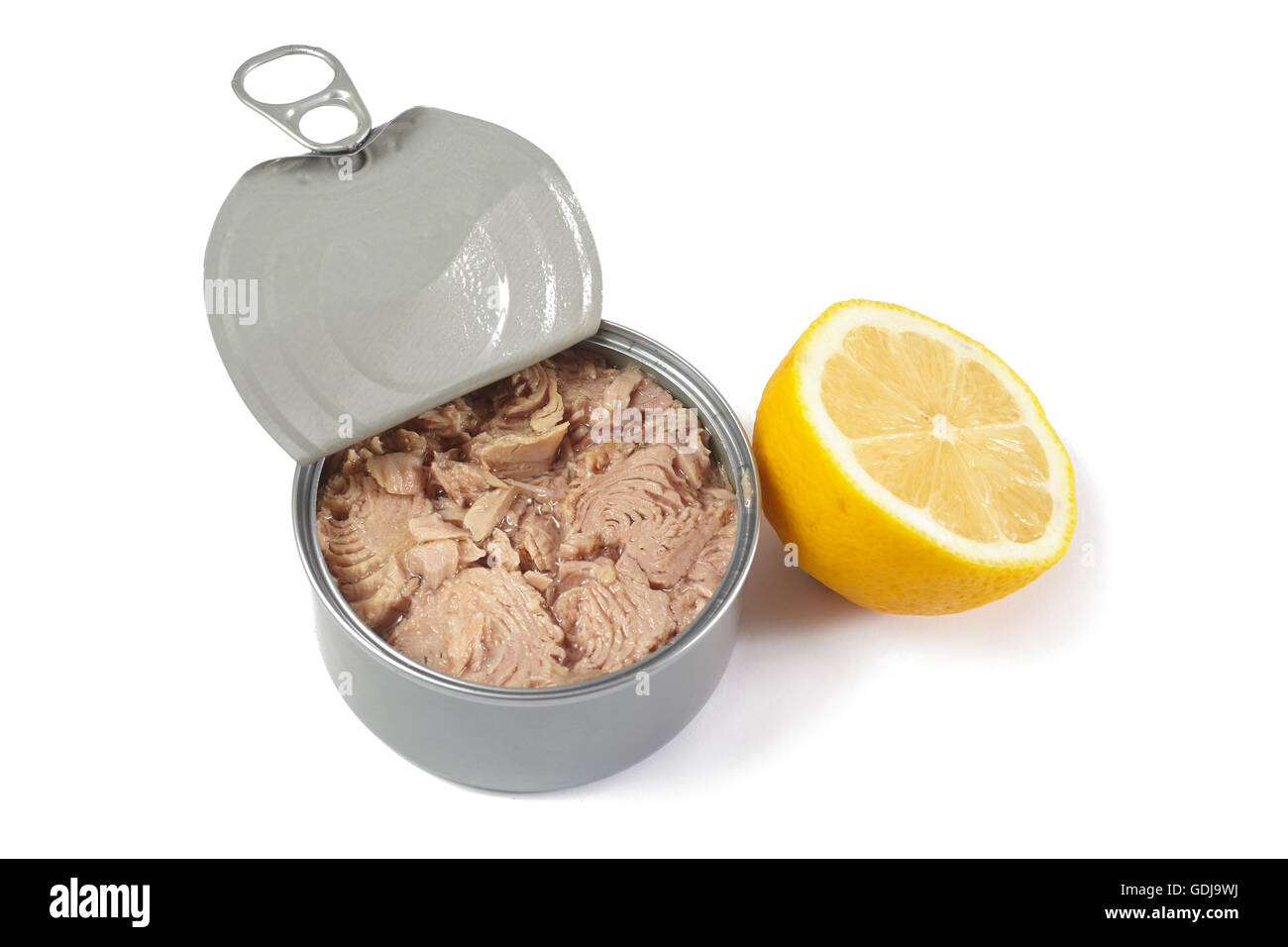 Offenen Thunfisch Zinn mit halben Zitrone auf weißem Hintergrund Stockfoto