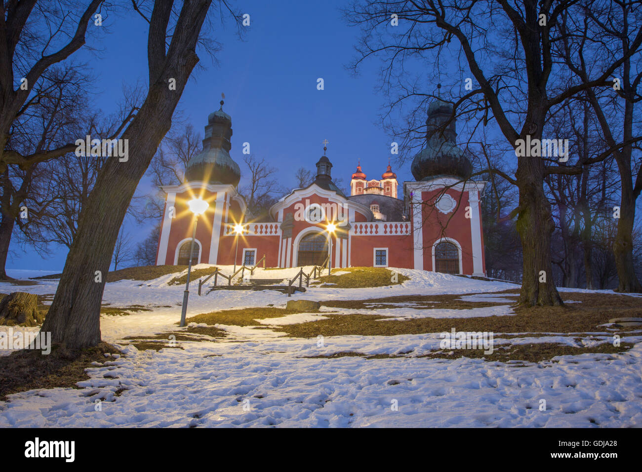 Banska Stiavnica - die Unterkirche der barocken Kalvarienberg, erbaut im Jahre 1744-1751 im Winter Dämmerung. Stockfoto