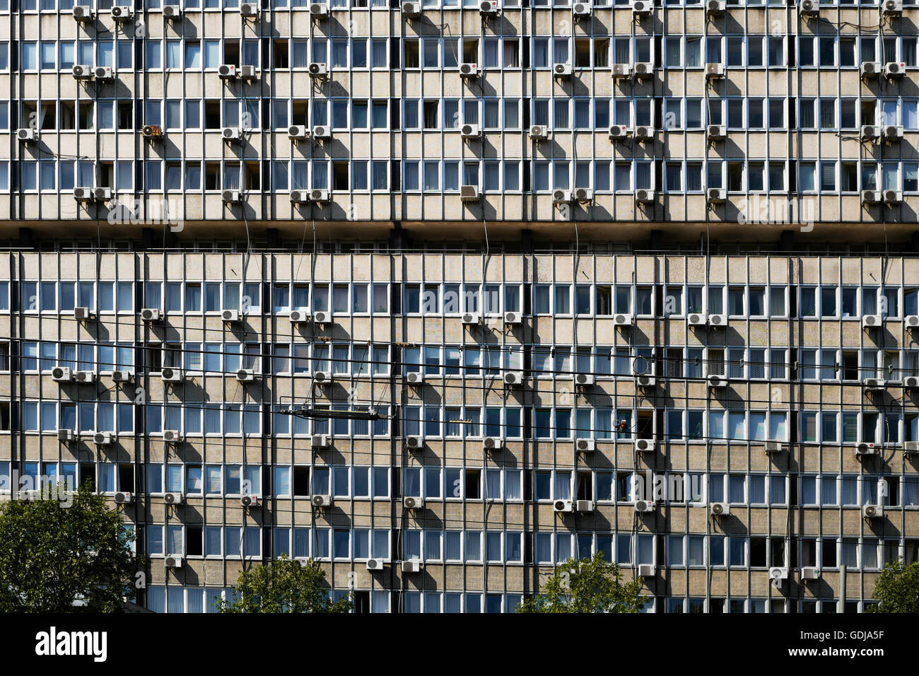 Hochhaus öffentlichen Gebäudehülle mit Klimaanlagen in Belgrad Serbien Stockfoto