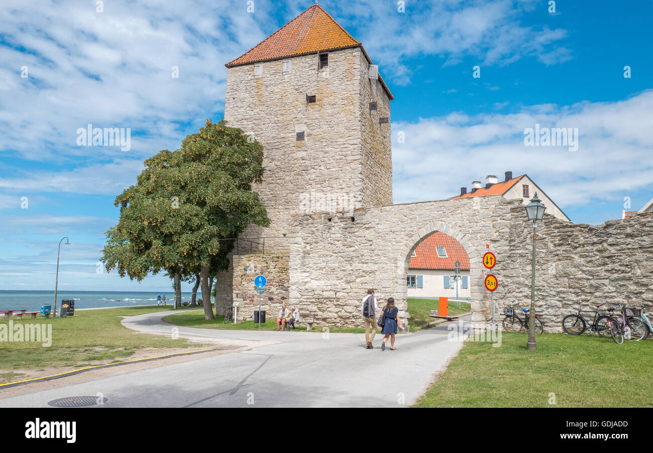 Die Stadtmauer und das Schießpulver Turm der historischen Hanse Stadt Visby auf der schwedischen Ostsee Insel Gotland Stockfoto