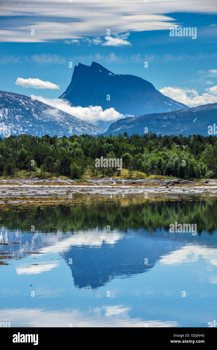 Berg der Lappviktinden von ruhigen Skjomfjord mit Reflexionen, Narvik Stockfoto