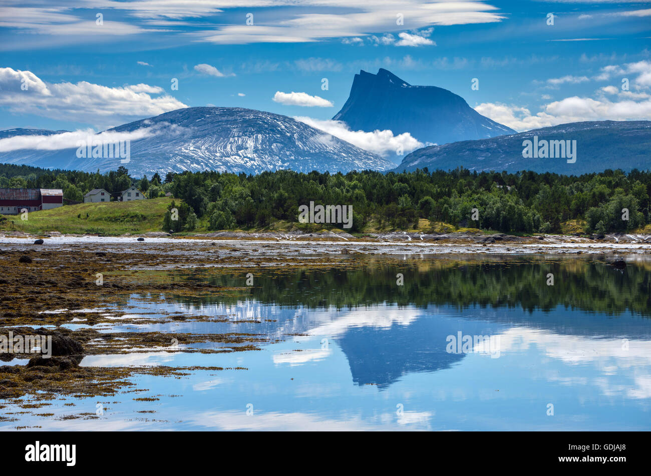 Von ruhigen Skjomfjord mit Reflexionen, Narvik, mit Bauernhof Bauernhof Berg der Lappviktinden Stockfoto
