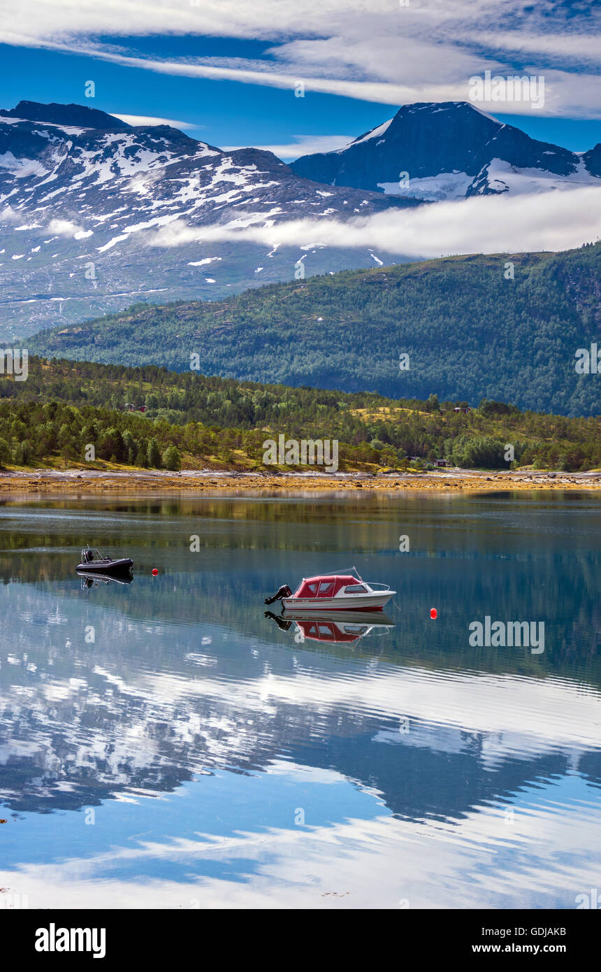 Berg der Lappviktinden von ruhigen Skjomfjord mit Reflexionen, Narvik, mit kleinen roten Boot, Angeln Stockfoto