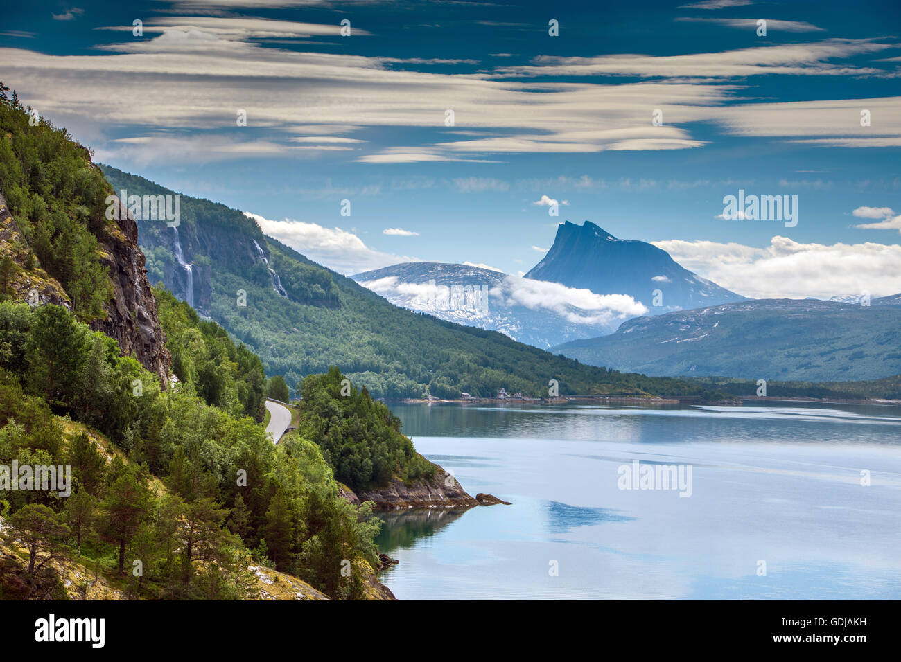 Berg der Lappviktinden von ruhigen Skjomfjord mit Reflexionen, Narvik Stockfoto