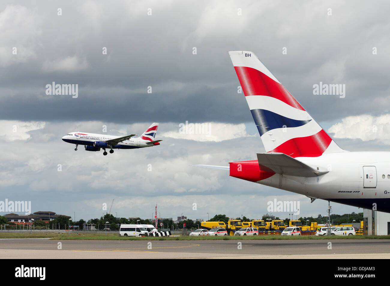 British Airways Flugzeuge landen und Rollen am Flughafen London Heathrow Stockfoto