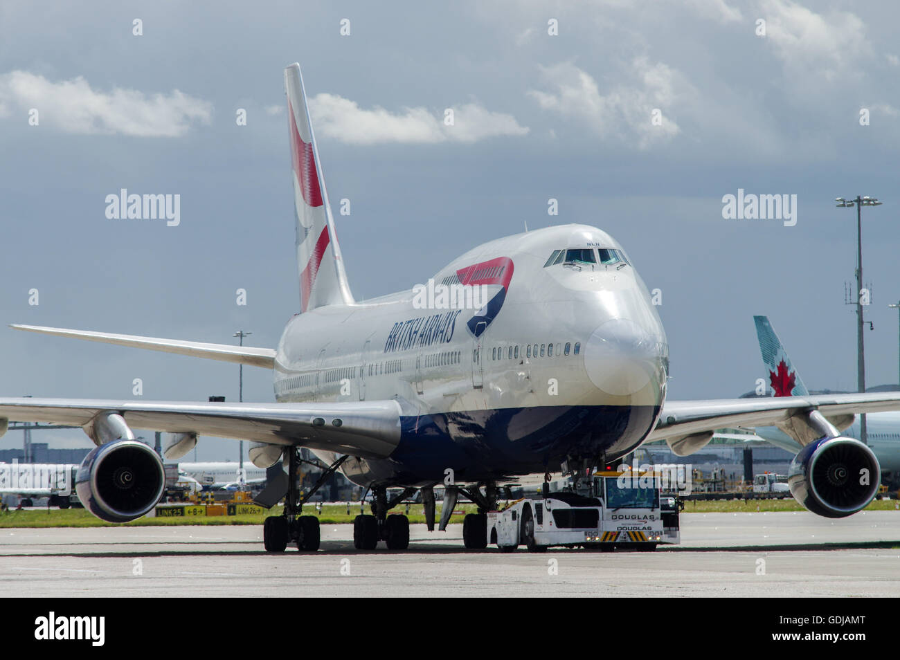 British Airways Boeing 747 geschleppt um stehen am Flughafen London Heathrow Stockfoto