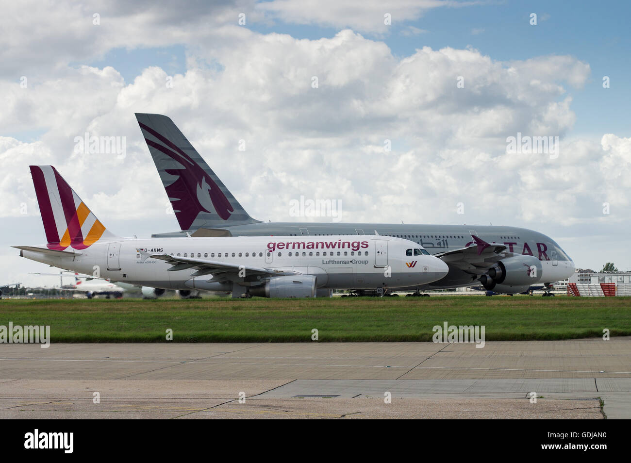 Germanwings Airbus 319 und Qatar Airbus 380 Rollen am Flughafen London Heathrow Stockfoto