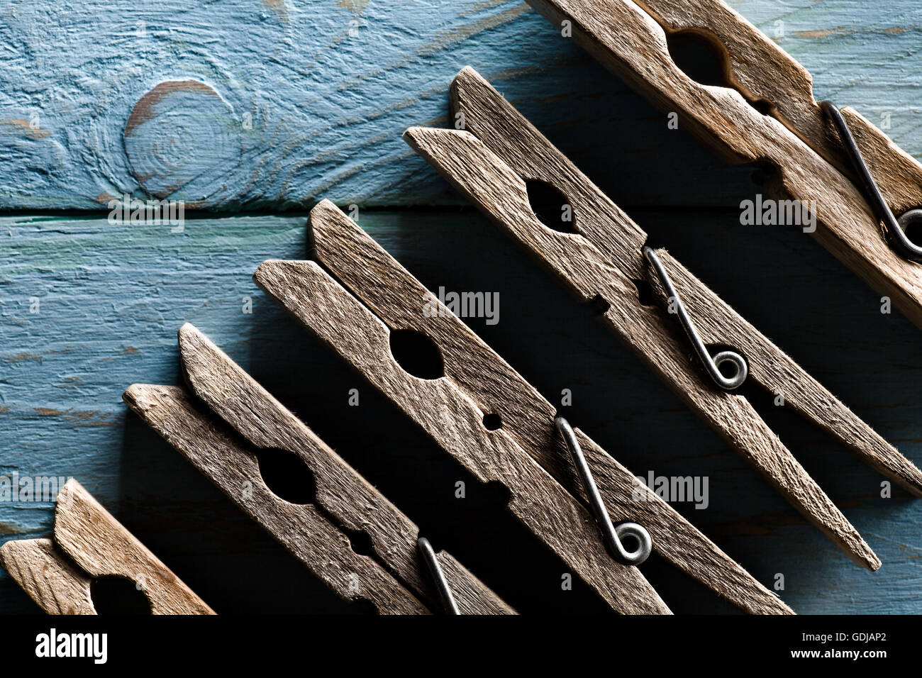 Hölzerne Wäscheklammern auf blau Holz Stockfoto