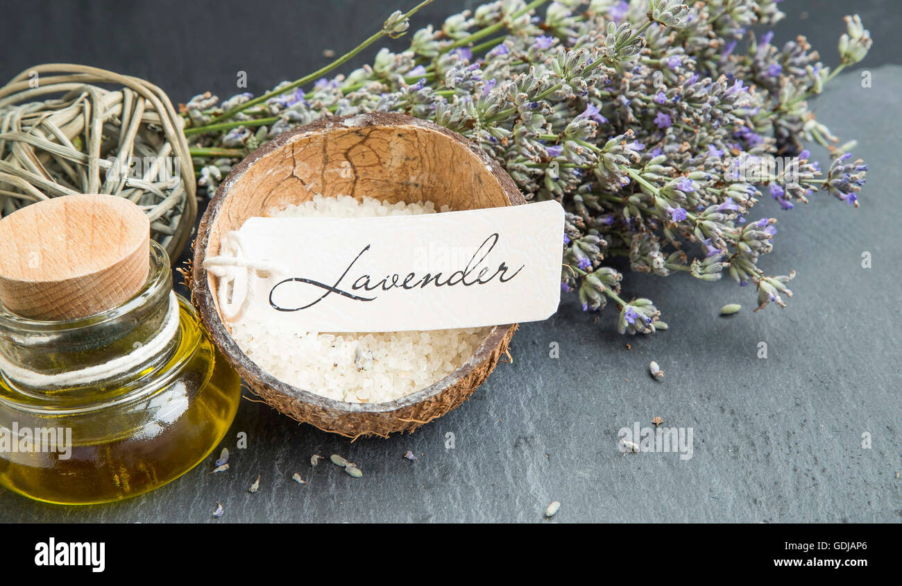 Lavendel Spa mit Label, Öl, Lavendelblüten und Badesalz Stockfoto