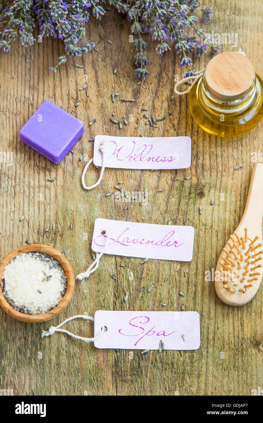 Lavendel-Wellness und Spa Stilleben mit Etiketten, Lavendelblüten und Körperpflege Produkte Stockfoto