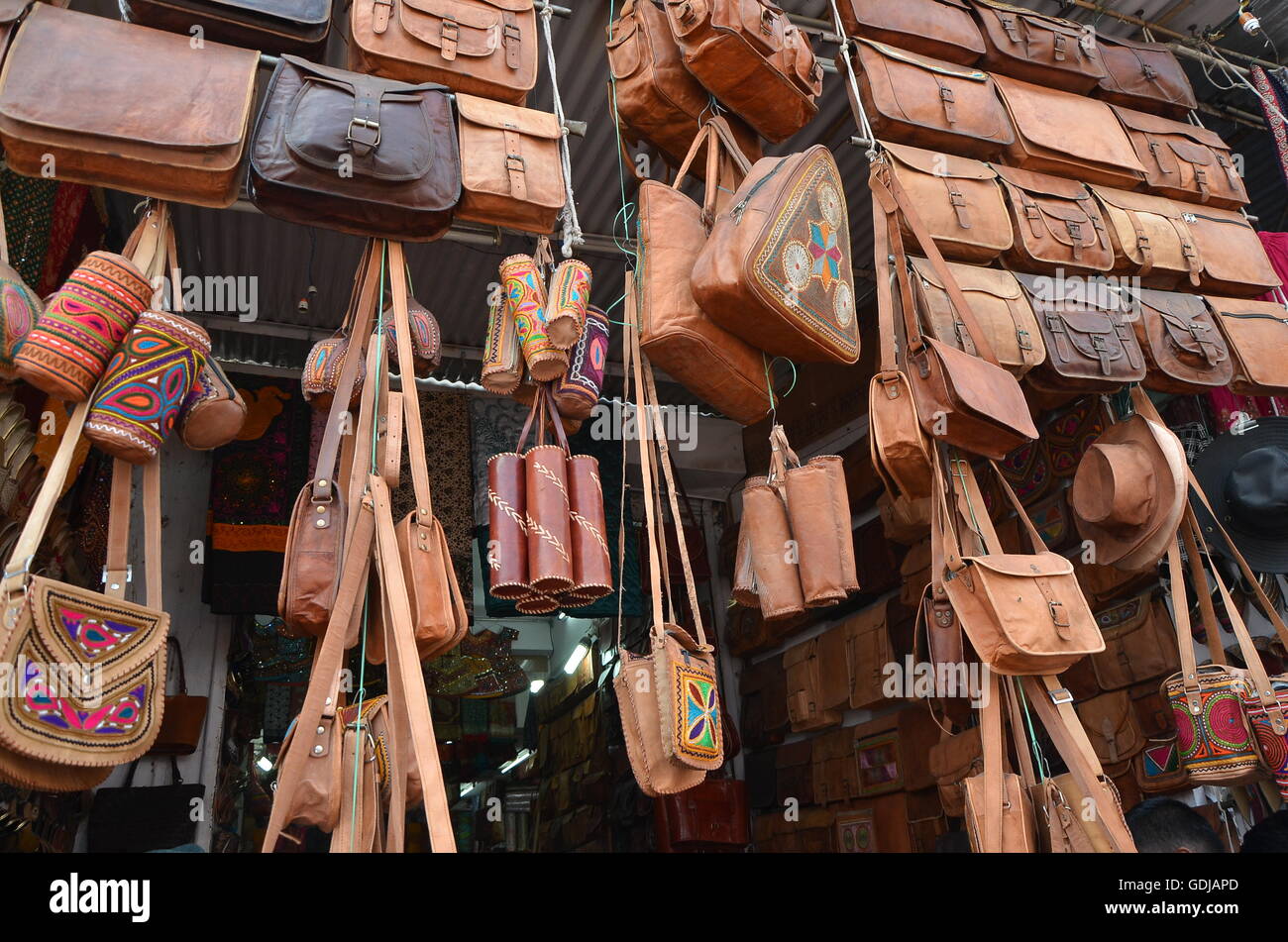 Ein Geschäft in Pushkar Fair, Indien, Verkauf Ledertaschen, Taschen, Beutel, Geldbörsen und verschiedene dekorative Lederartikel. Stockfoto