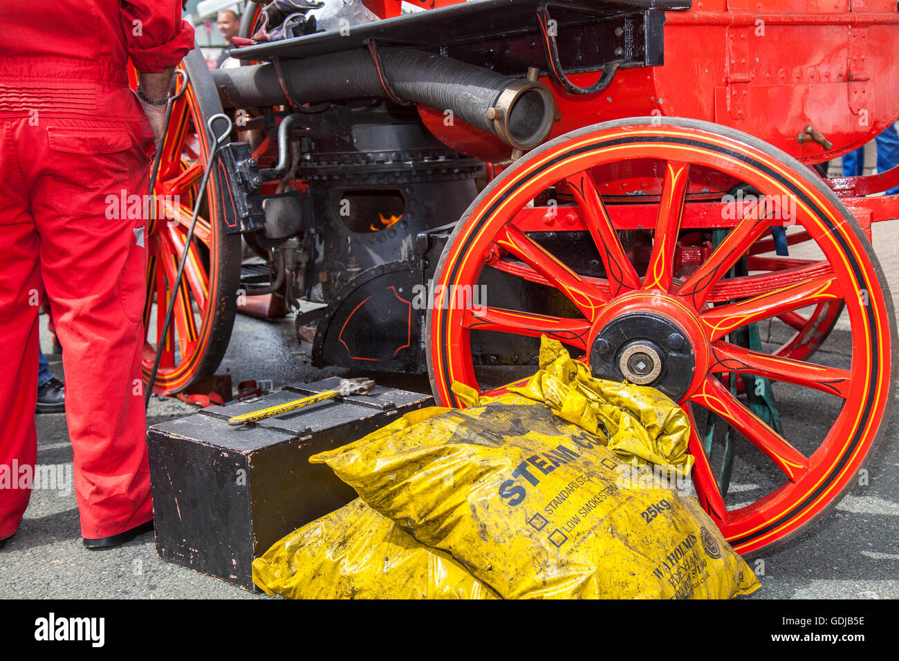 Shand Mason Feuerwehrmaschine mit Säcken Dampfkohle auf einem Festival des Verkehrs statt der in der Küstenstadt Fleetwood, Lancashire, Großbritannien Stockfoto